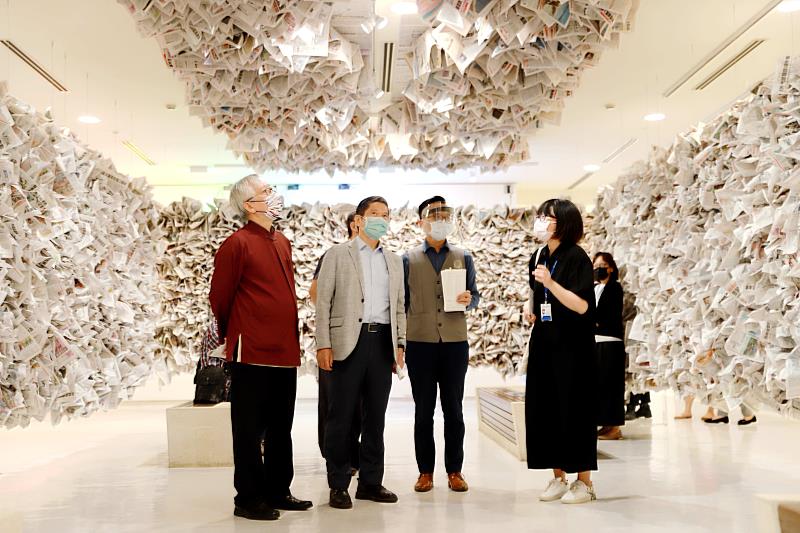 文化部長李永得(左2)參觀「所在-境與物的前衛藝術1980-2021」展覽