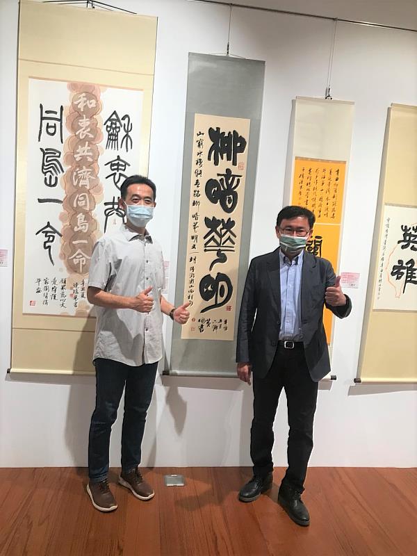 立法委員黃國書與國父紀念館館長王蘭生於委員作品《柳暗華明》前合影