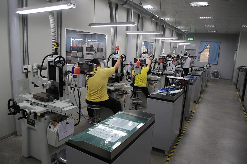 饒慶鈴今訪視宏育精密機械地方型SBIR業者 鼓勵臺東在地產業創新升級 增加就業機會