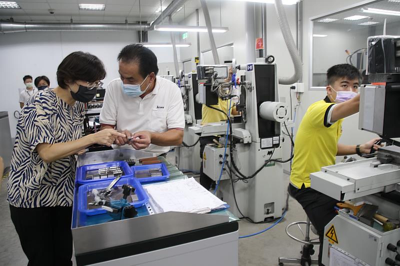 饒慶鈴今訪視宏育精密機械地方型SBIR業者 鼓勵臺東在地產業創新升級 增加就業機會