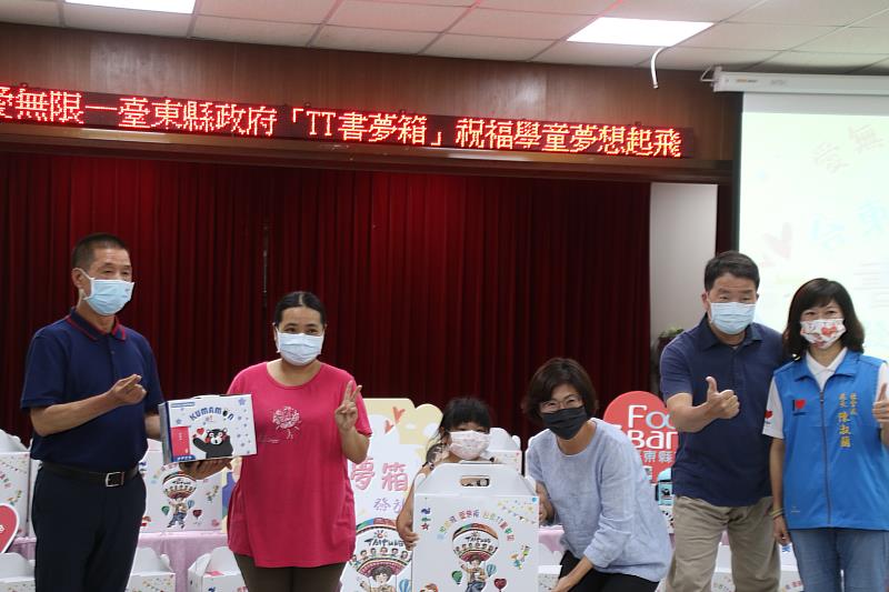 愛無限-臺東縣府推「臺東TT書夢箱」 縣長饒慶鈴許諾明年贈送小一新生臺東專屬書包減輕家長教育負擔