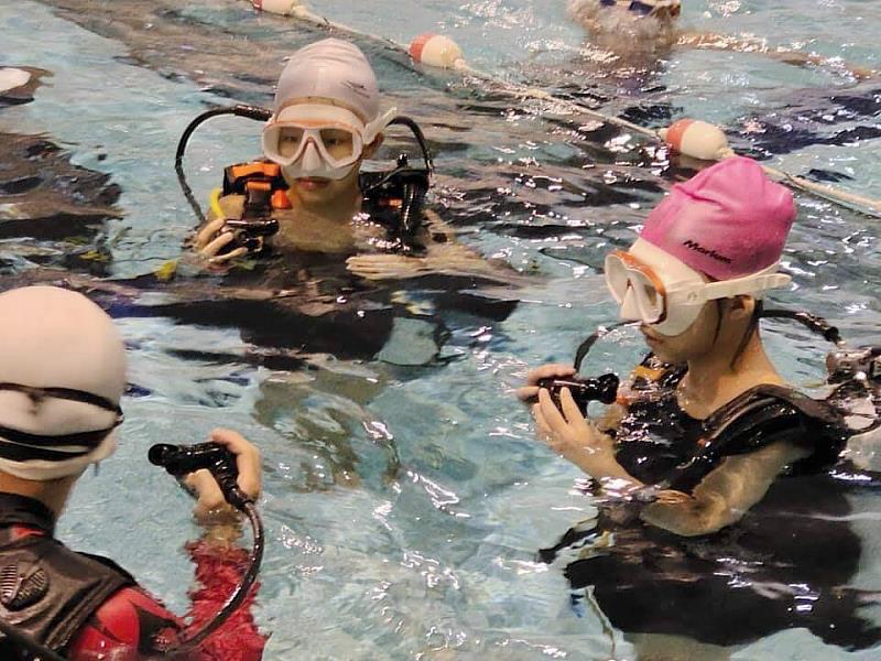 暨大提供鄰近中小學進行游泳教學及水域救生安全講習課程。