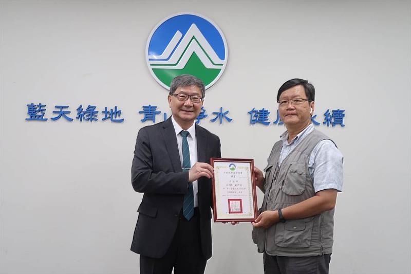呂明和副教授(右)去年出席環保署「109年度垃圾焚化處理技術論壇」