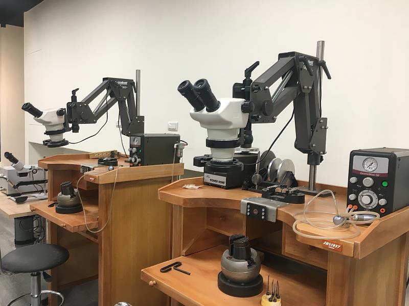 景文科大視傳系GRS顯微鏡珠寶微鑲嵌設備。