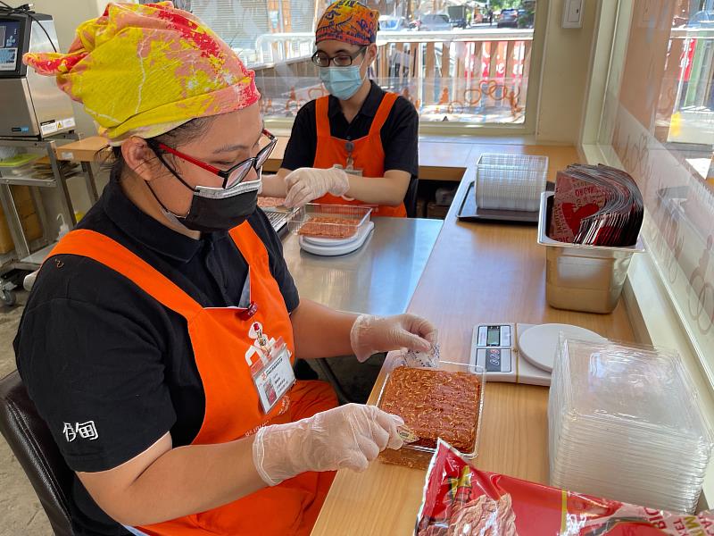 儘管疫情期間訂單滑落，伊甸庇護工場仍努力維持營運、讓庇護員工得以安心訓練，為中秋檔期努力。