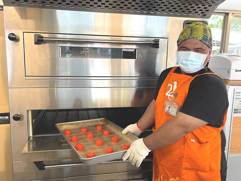 好美味、好包裝、為身障者謀好出路，伊甸庇護工場的身障者皆努力的抗疫衝月餅訂單。