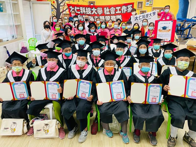 屏東縣九如鄉三塊社區長輩們，來大仁科大體驗