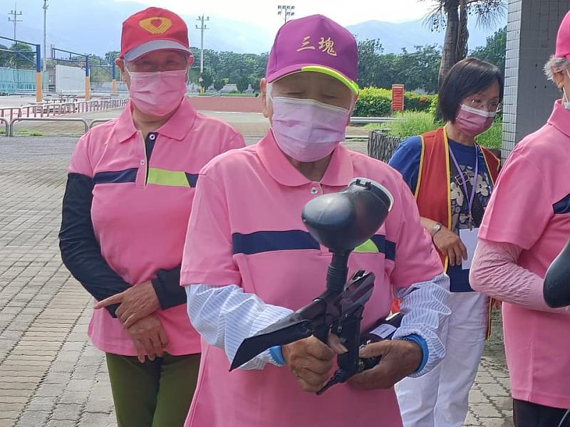 屏東縣九如鄉三塊社區長輩們體驗漆彈活動