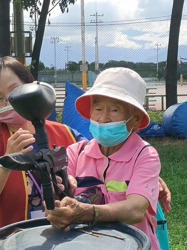 屏東縣九如鄉三塊社區長輩們體驗漆彈活動