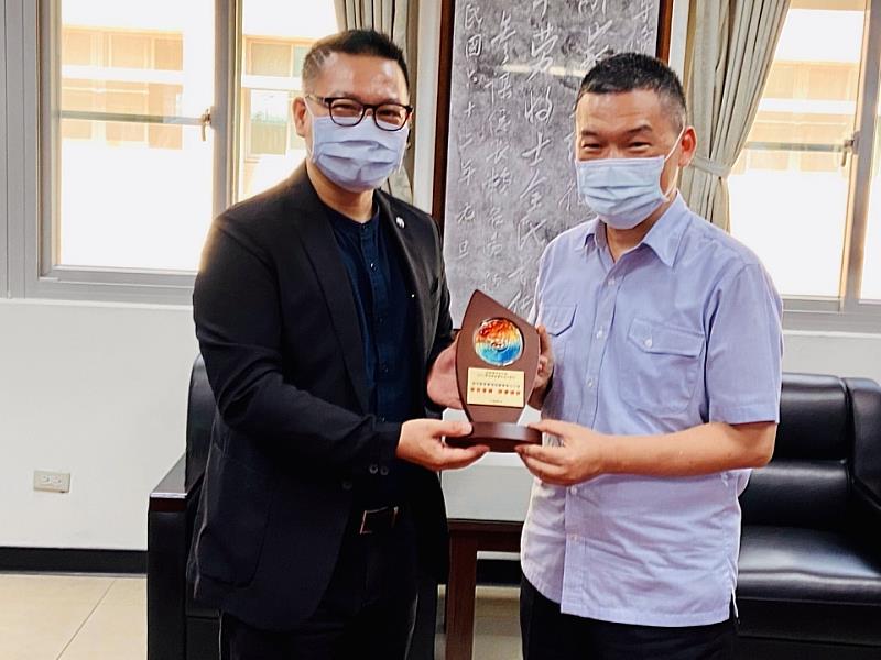 圖說二：陳逸聰主任(左)致贈東南沙分署李皓將軍分署長精美匾牌(右)