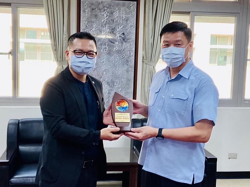 圖說三：陳逸聰主任(左)致贈南部分署宋子陽將軍分署長精美匾牌(右)