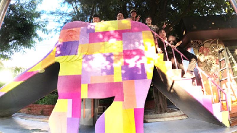 大葉大學設藝學院學生在改造後的大象艾瑪上合影