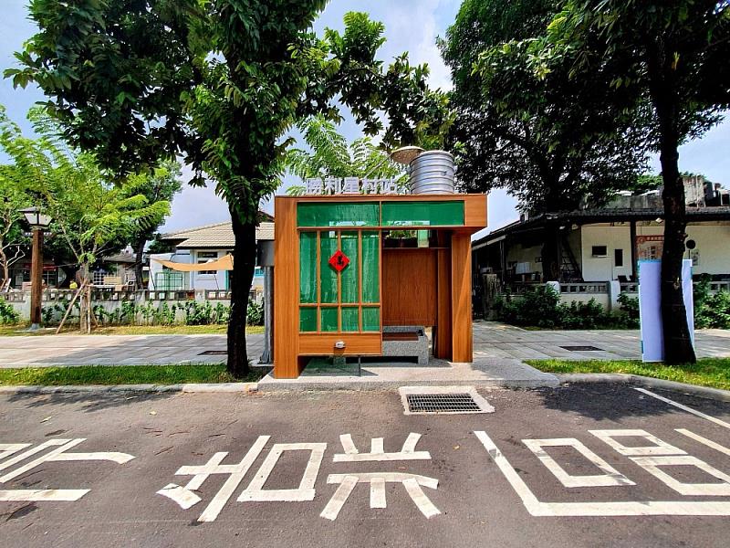 勝利星村公車亭「變裝」 等公車不無聊1