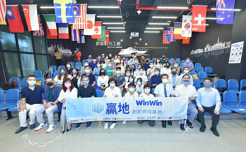 26日臺南市贏地創新育成基地於萬國通路觀光工廠夢想航廳舉辦第三場「2021創新創業交流講座」，在陳美伶教授(前排左五)牽線下，邀AAMA臺北搖籃計畫共同創辦人顏漏有(前排左四)、宇萌數位科技創辦人白璧珍(前排左三)、iChannels創辦人王彥堯(前排左一)等三位臺南出身的新創CEO，分享創業甘苦
