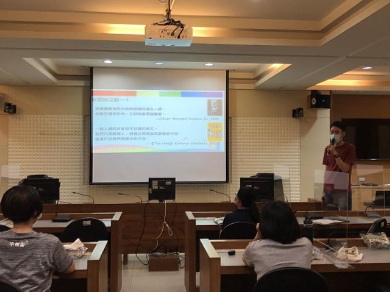 中州科大李惟農社工師(右一)帶領教師進行性別平等議題的反思與討論。