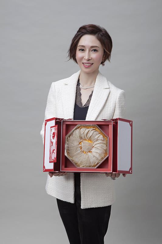 品牌大使鄭書瑄展示頂級琉元燕盞禮盒