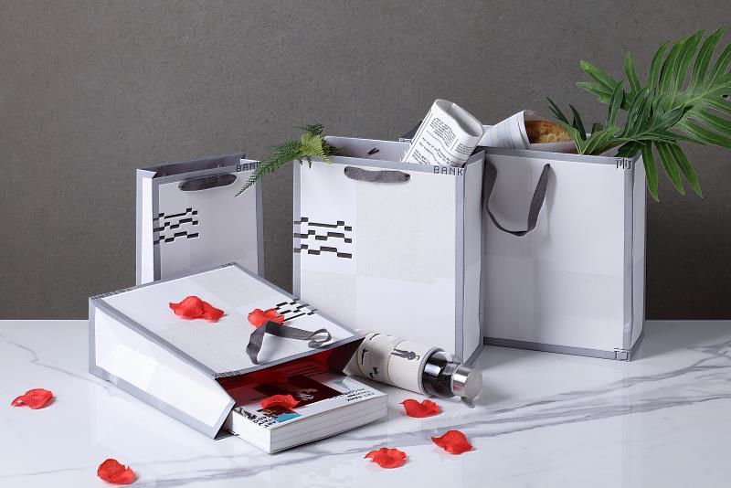 視覺形象將廣泛運用到藝術銀行相關事務用品，從內到外建立品牌識別度。