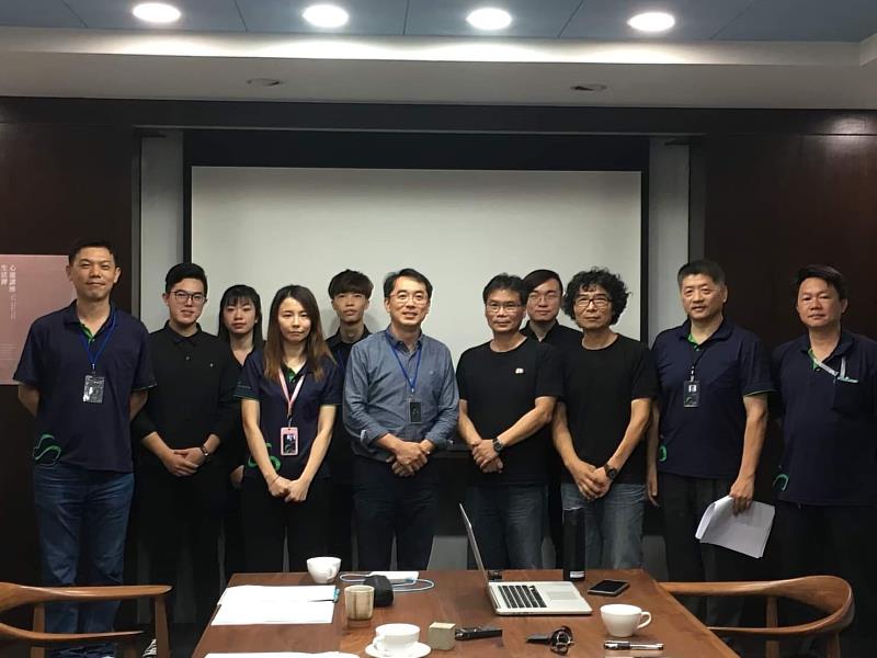 崑大視傳系同學與全興總經理李英桐先生和人文部門同事合影(2020年拍攝)
