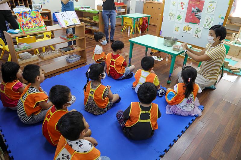 去年藝術家王盈穎進入校園教學