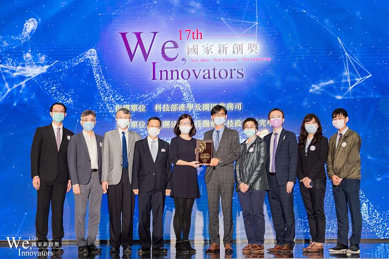 陳怡文教授跨校技術團隊榮獲「2021未來科技獎」殊榮