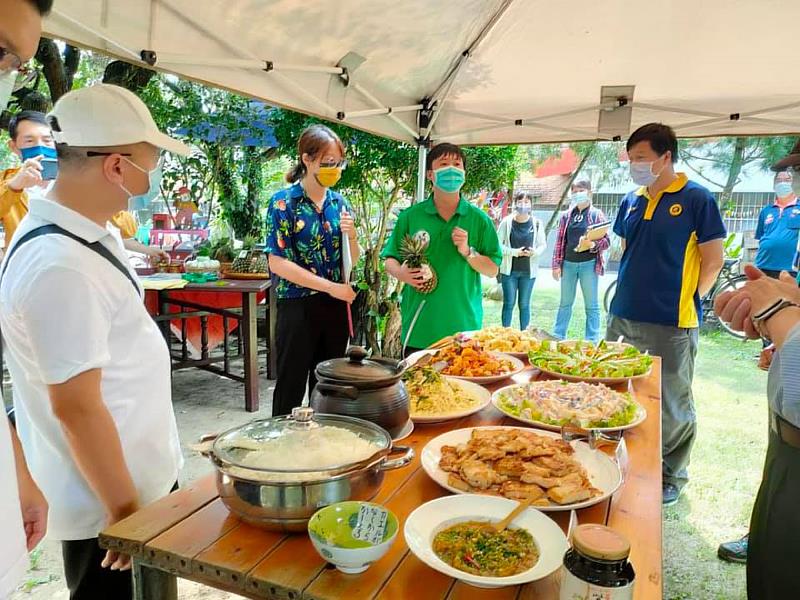 南華大學大林旅遊踩線團開發深度農業觀光新體驗，品嚐社區媽媽的農家菜，嘉義縣青農青農簡銓佑（中）介紹大林金鑽鳳梨。