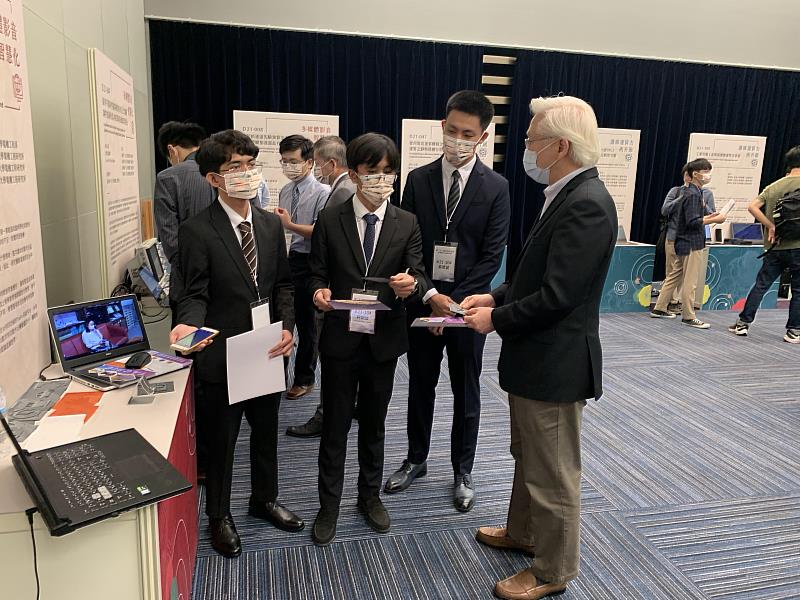 南臺科技大學同學向科技部吳政忠部長介紹作品「使用TacPic系統和人工智能為視障者和盲人提供快速觸覺教材的開發」。