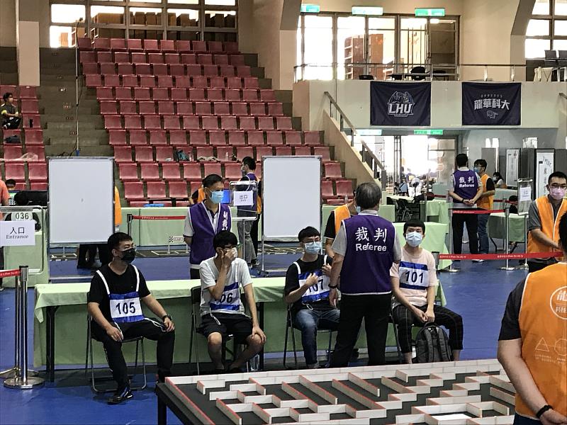 南臺科技大學電子系成員陳誌陽(左)、吳信昌(中)、陳煜侖(右)參加電腦鼠競賽之活動情形。