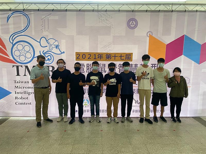 南臺科技大學電子系電腦鼠師生團隊大合影。