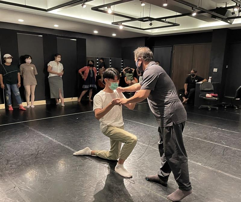 受訓藝術團成員練習音樂劇時互動及走位。