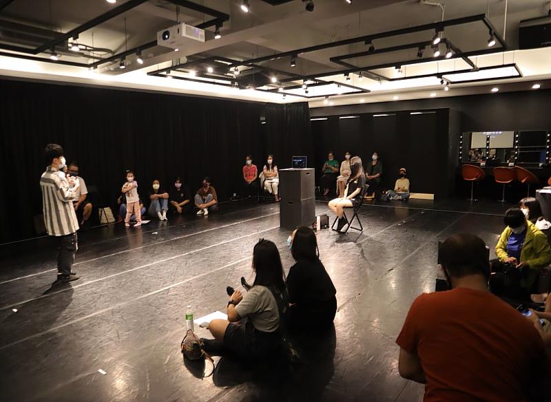 藝術團成員由榮獲2011年台灣現代阿卡貝拉大賽冠軍洪秉承老師（圖左站立者），在專業劇場內帶領練習音樂劇演唱技巧。