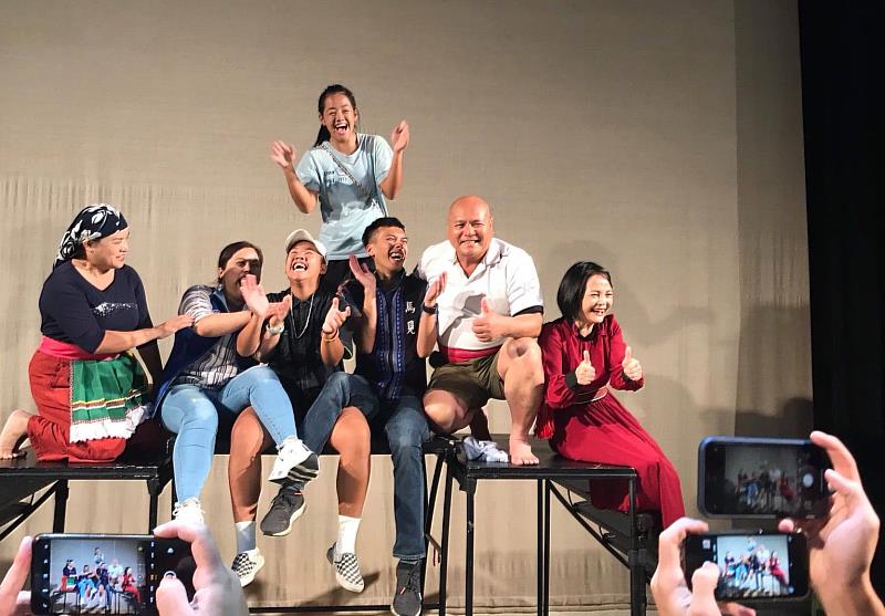 109年新北市原住民表演藝術專業培力計畫成果展後台，紅幕後和台前一樣精采，羅美菁局長(右一)同歡；圖為防疫前拍攝。