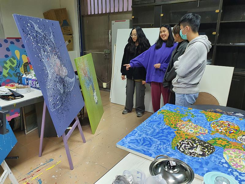 華梵大學的學生都有獨立工作空間，可以自由創作或實作，並與同學相互討論作品。