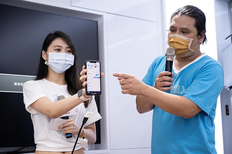 4. IONEX新北瀚陽店經理黃濬瀚指出：「IONEX尊榮換電」能夠實際解決消費者「沒時間、電池重...等」問題，店內常客就是因為看中有專人換電代勞而直接下訂新車。