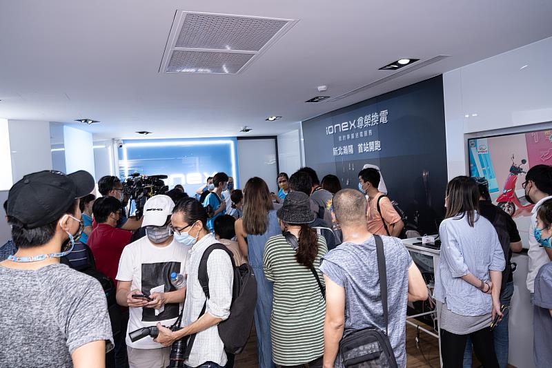 2. 台灣首創電動機車滿電保障、專人送電的「IONEX尊榮換電」申辦開跑, 首站在新北中和專賣店展開，車主反應熱烈，試營運年底前免費享受，是今夏電動機車市場最具話題性的優惠活動。