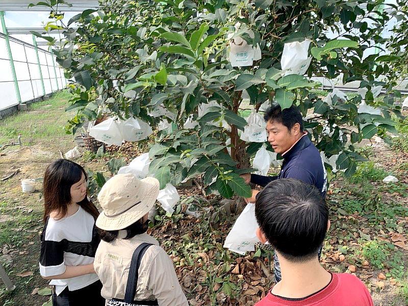 黃茜暄深入田野調查，向地方小農學習食農教育。(資料畫面來源：義守大學提供)