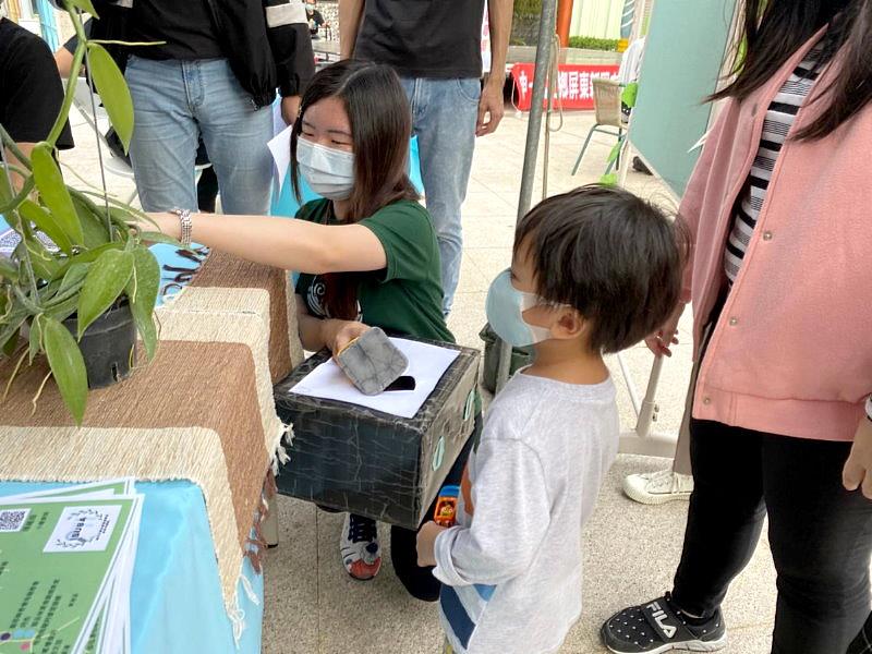 行銷新園鄉農產品，黃茜暄利用市集推廣商品增加能見度。(資料畫面來源：義守大學提供)