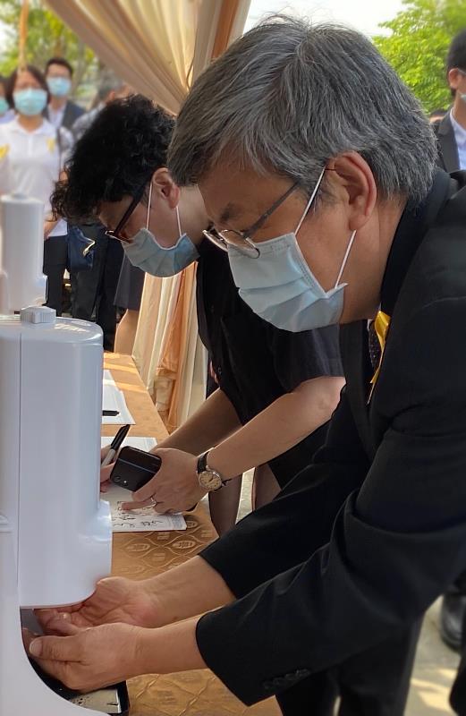 曾任高醫董事會三屆董事的治喪委員會榮譽主任委員陳建仁前副總統親自到場表達哀悼之意
