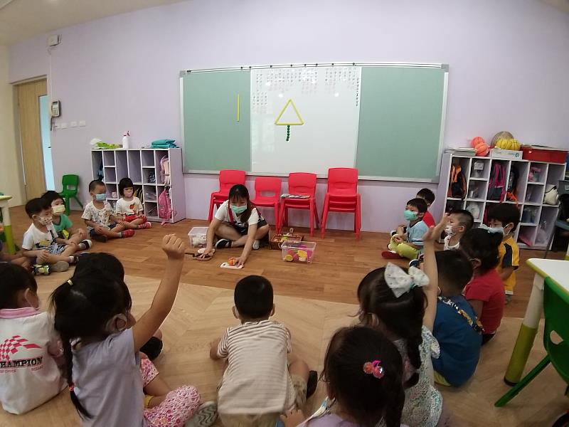 新店及人非營利幼兒園透過遊戲方式介紹教具及收拾方式