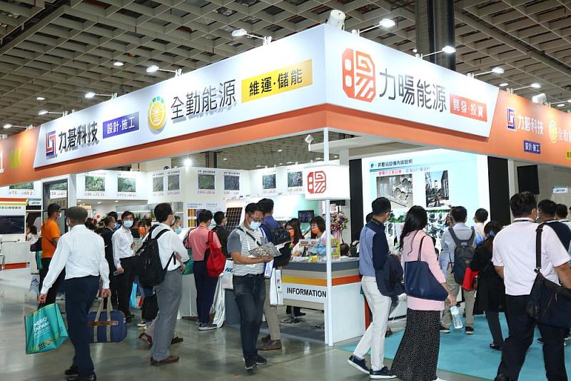 太陽光電大廠力暘能源集團今年第三年參加智慧能源週，因應再生能源間歇性發電特色，進軍儲能領域並將於本年度能源週展示儲能設備。(圖為2020年展覽)