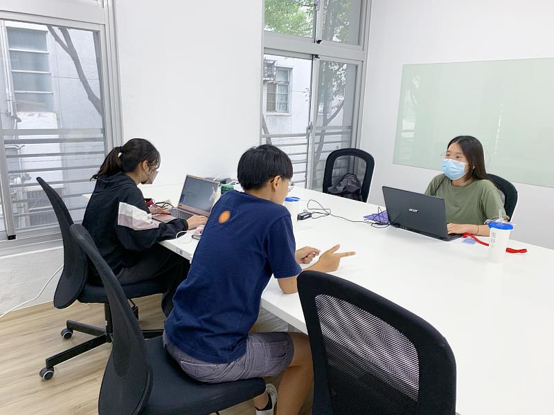 贏地創新育成基地提供明亮寬敞的辦公空間，給進駐團隊舒適的工作環境