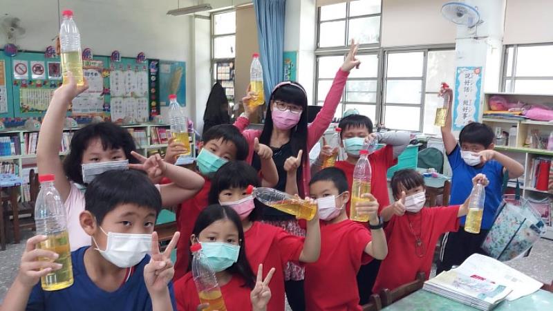 參與科普食品教育的學童開心展示成品
