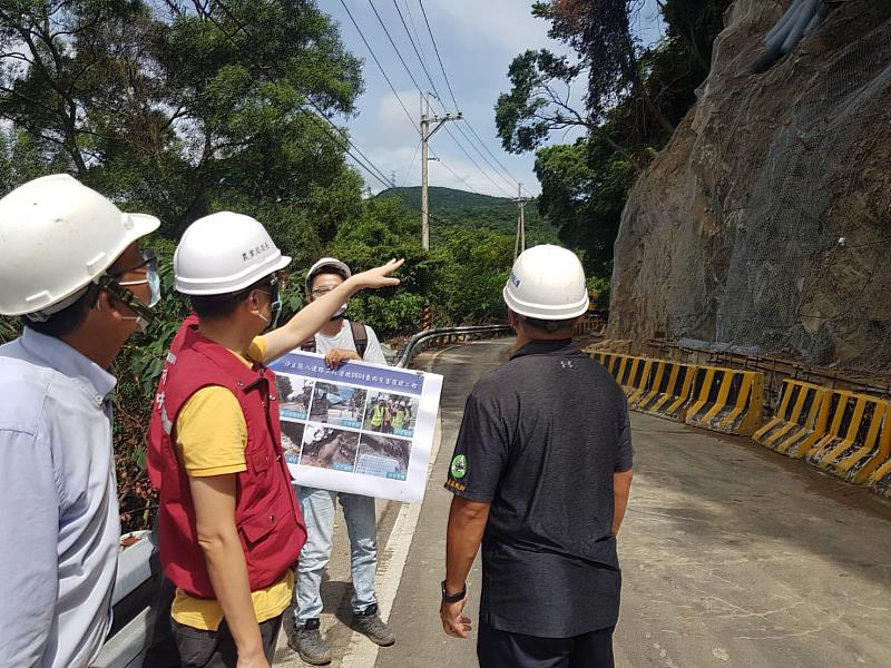農業局長李玟於璨樹颱風來臨前視察汐止災害復建工程