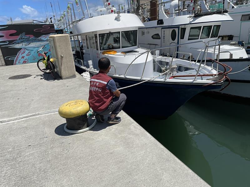 農業局漁業處視察漁船停泊綁固整備作業