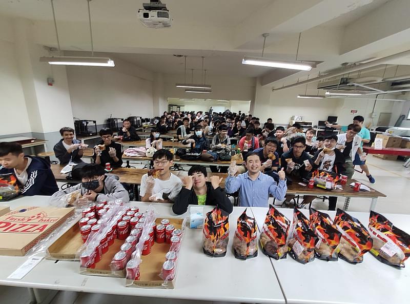 圖說二：阿北老師拿出導師會與導生來個啃雞大會(檔案照)