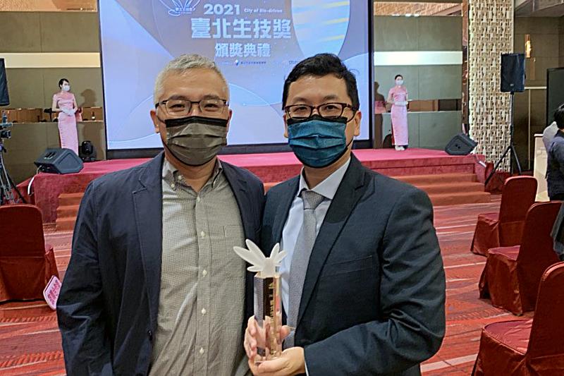 海大生科系林翰佳(右)與黃志清(左)研究團隊榮獲「2021臺北生技獎」技轉合作獎2