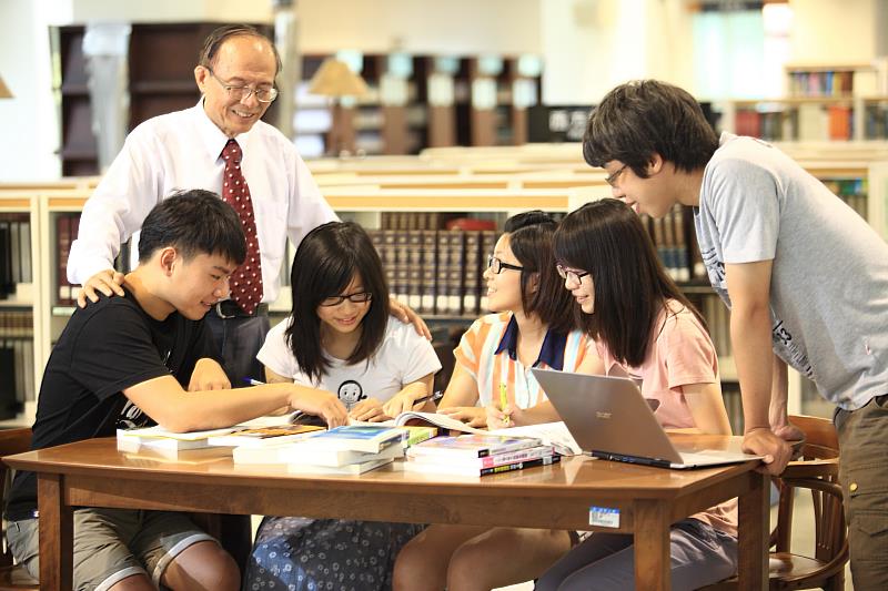 南華大學林聰明校長推動生命教育不遺餘力，榮獲教育部110年「生命教育特殊貢獻獎」，與學生互動零距離。