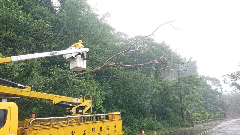 嘉義地區樹木壓倒高壓線，風雨中台電派出工程車及人員緊急搶修復電