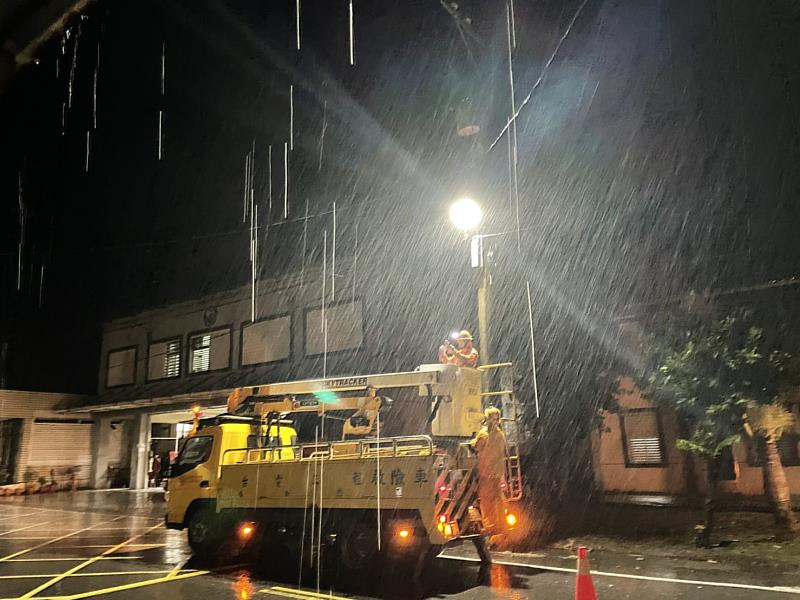 11日晚間台東長濱街區路燈故障，台電人員即時搶修。
