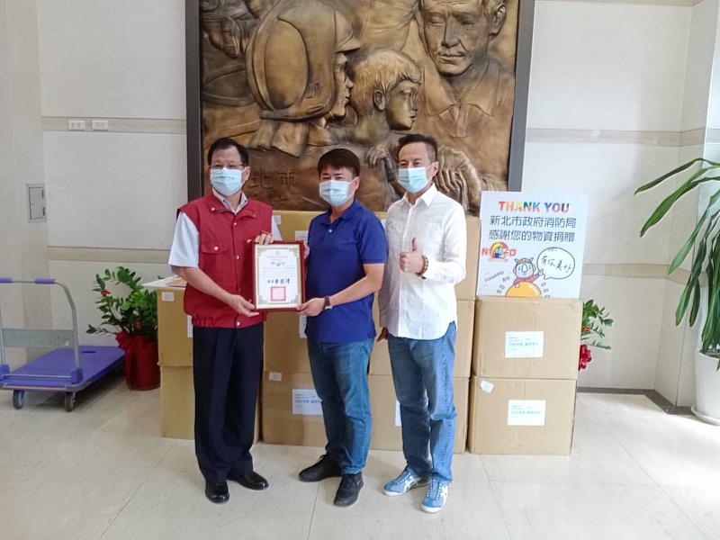 明成國際企業有限公司總經理黃炳遠及詠貿國際有限公司董事長汪文傑鑑於消防人員防疫工作辛苦，秉持回饋社會、強化公共衛生安全之信念，捐贈全身式防護衣500套供消防人員於載送新冠肺炎病患時使用。以實際行動來挺第一線的消防人員，充實第一線抗疫資源。