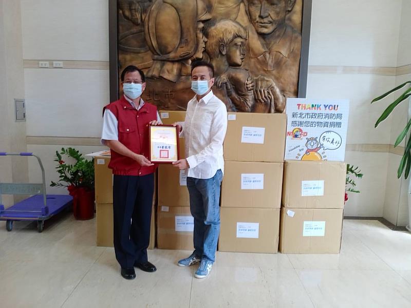 消防局衷心感謝明成國際企業有限公司及詠貿國際有限公司給予第一線消防人員支持與鼓勵，捐贈消防單位所需防疫物資，能帶給消防人員在防疫勤務上有更完善保障，讓我們一起團結抗疫，才有機會早日回復正常生活。